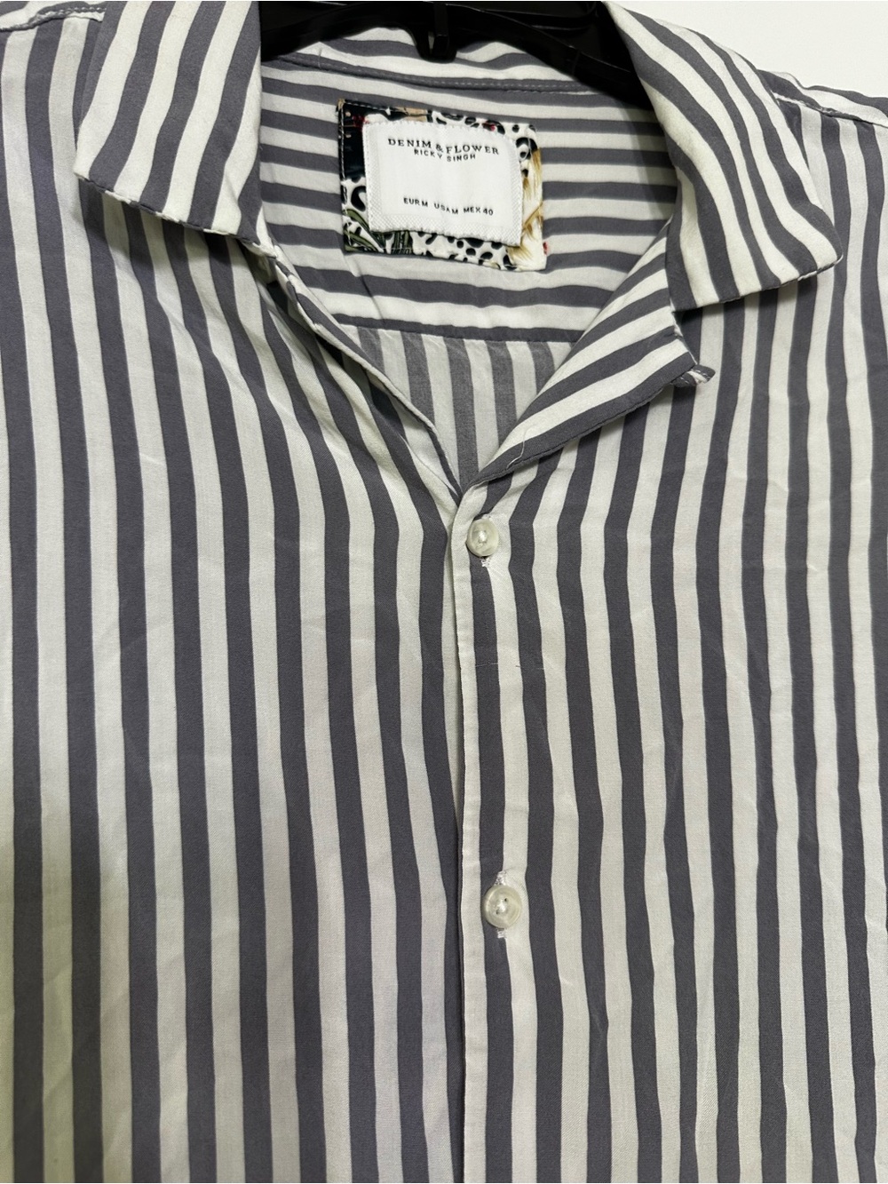 Denim & Flower Short-Sleeve Vertical Stripe Button-Up Shirt - Gray & White - Picture 3 of 5